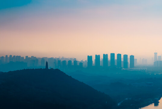 雾中城市