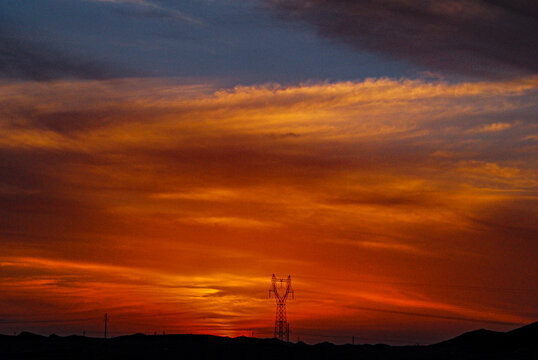 夕阳输电塔