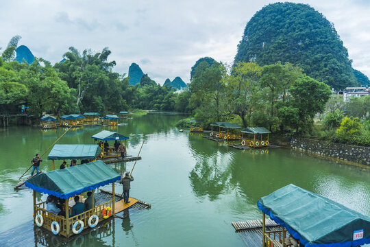 桂林风光阳朔漓江山水竹筏游船