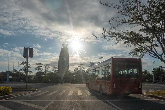 朝阳逆光中的路口公交车