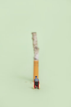 燃烧的香烟创意关爱健康图片
