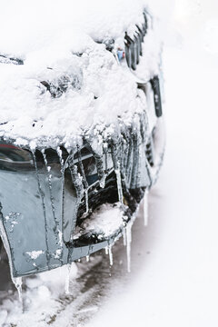 冬天挂满冰溜的汽车车头