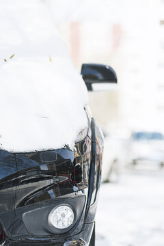 冬季被白雪覆盖的汽车