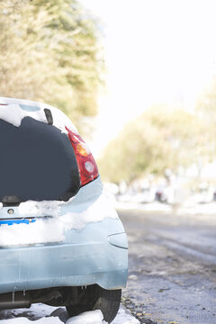 冬季覆盖白雪的小汽车