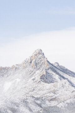 冬天风雪中的锥峰