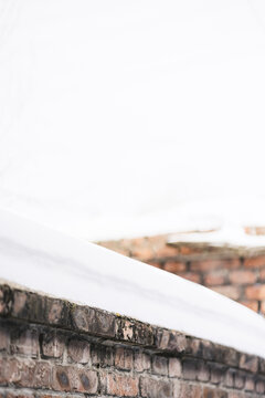 冬季白雪堆积的砖墙