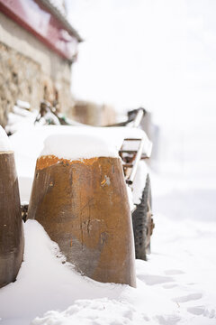 北方冬季白雪覆盖的土缸