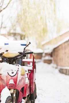 冬季室外白雪覆盖的摩托车