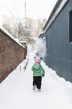 冬天小孩子在雪中奔跑