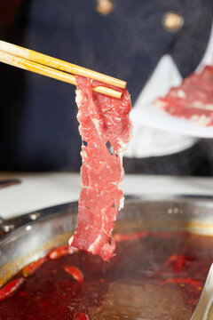 火锅涮牛肉