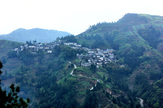 大山中的村庄