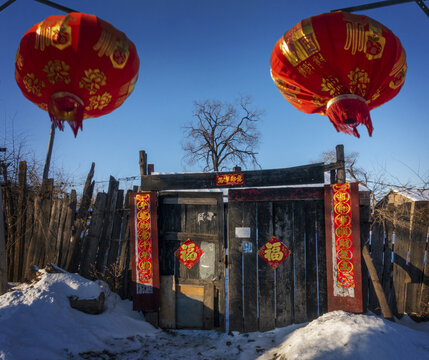 过年挂红灯笼的农家院