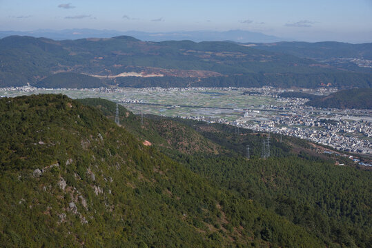 山谷农田村庄