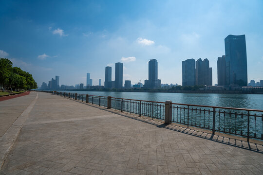 长沙橘子洲湘江栈道沿岸建筑群风光