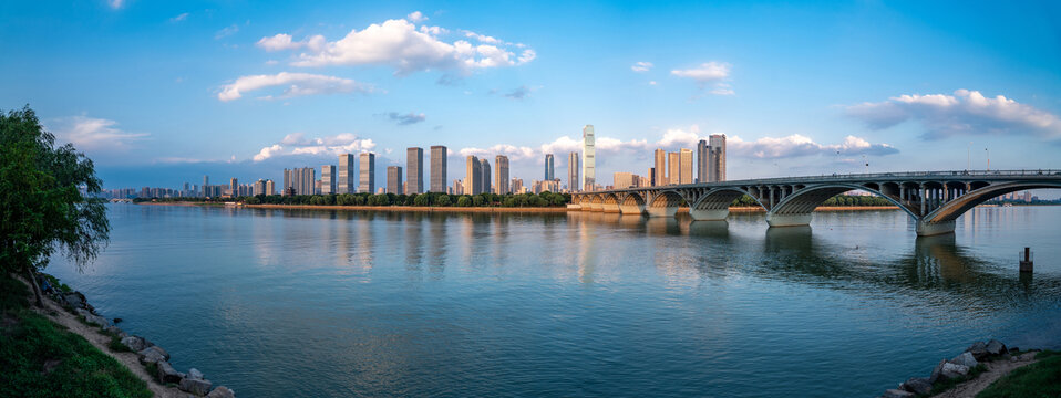 航拍长沙橘子洲大桥湘江沿岸城市风光全景图