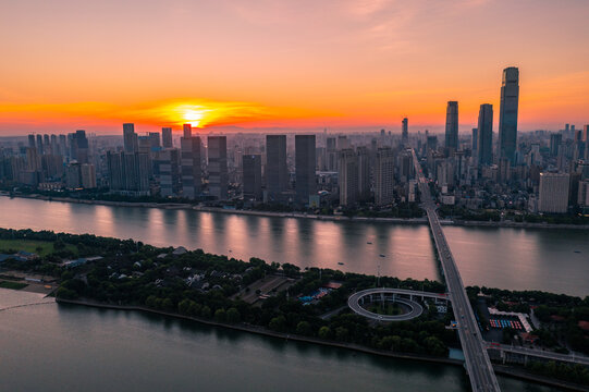 航拍长沙橘子洲大桥湘江沿岸城市风光