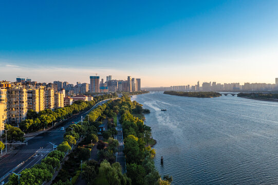 航拍湖南长沙湘江沿岸城市风光