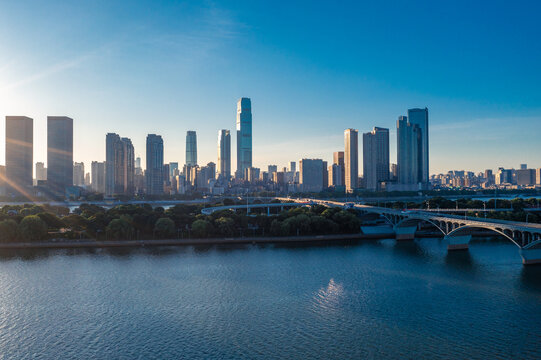 航拍长沙橘子洲大桥湘江沿岸城市风光