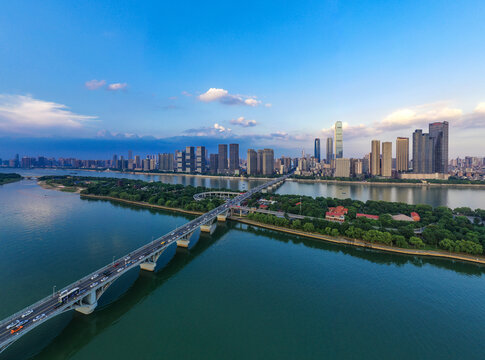 航拍长沙橘子洲大桥湘江沿岸城市风光