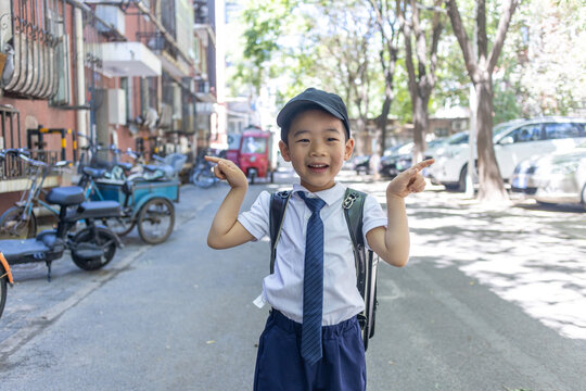 一个背书包穿校服的快乐小学生