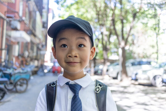 一个背书包穿校服的快乐小学生