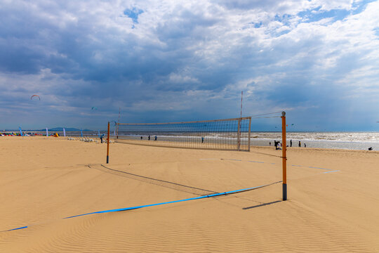 海边沙滩上的空排球场