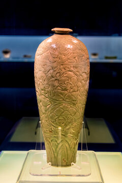 上海博物馆宋刻花牡丹纹梅瓶
