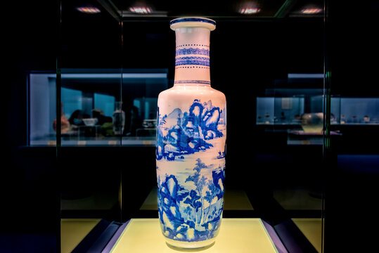 上海博物馆明青花山水图瓶