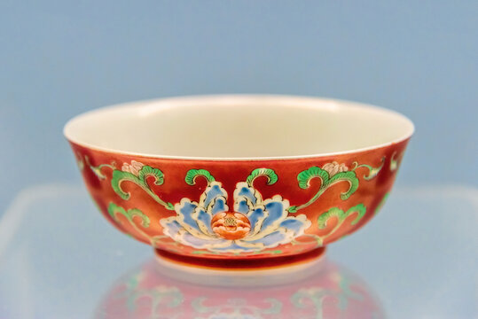 上海博物馆瑚红地粉彩牡丹纹碗