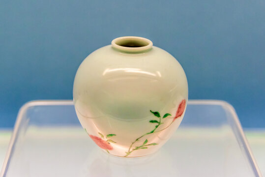 上海博物馆釉里红加彩牡丹纹罐