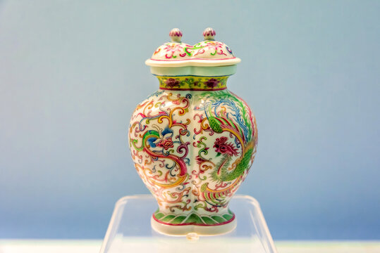 上海博物馆珐琅彩龙凤纹双联瓶