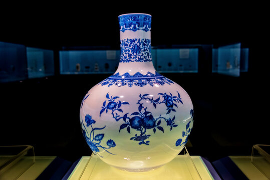 上海博物馆清青花花果纹瓶