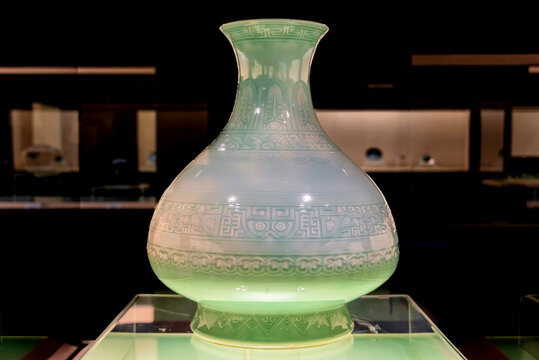 上海博物馆清青釉古铜器纹瓶