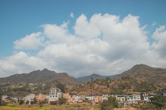 晴朗天气下的高山