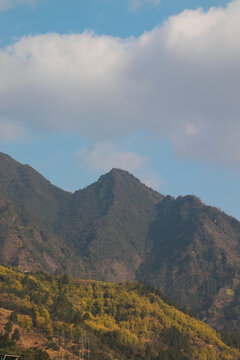 晴朗天气下的高山