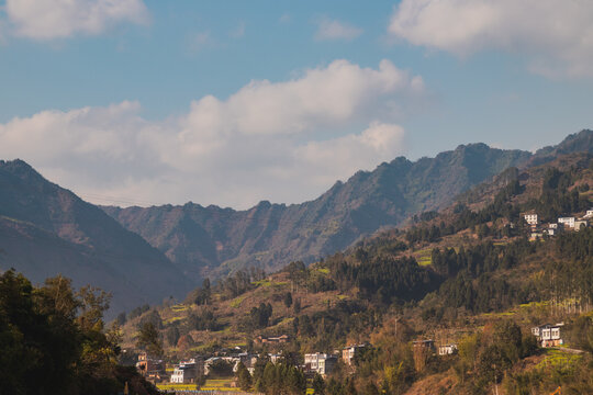 晴朗天气下的高山