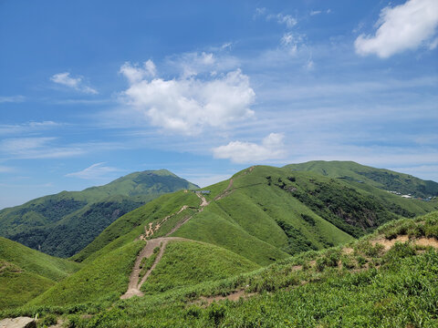 蓝天白云绿山