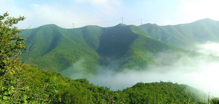 高山云雾缭绕风景