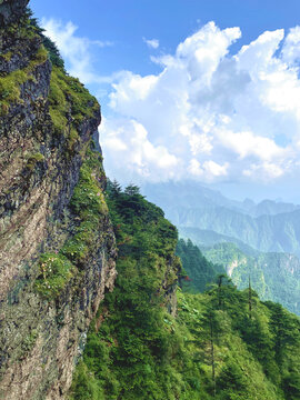 蓝天白云高山风景