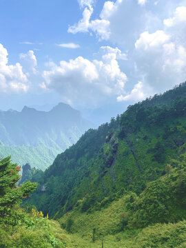 蓝天白云高山风景