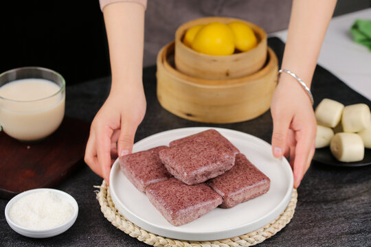 深底上的黑米發(fā)糕