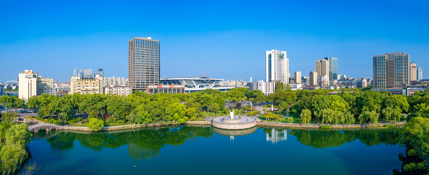 浙江省宁波站旁的月湖公园