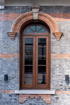 上海石库门老建筑拱形窗户