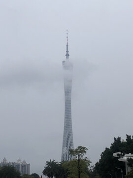 烟雾萦绕广州塔