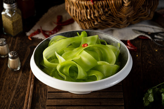 火鍋萵筍片復(fù)古農(nóng)家窗邊