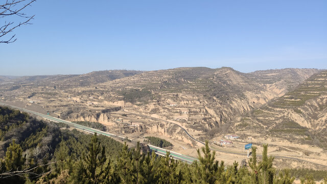 甘肃庆阳冬天黄土地山沟公路