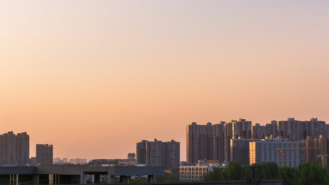 夕阳中的城市风光