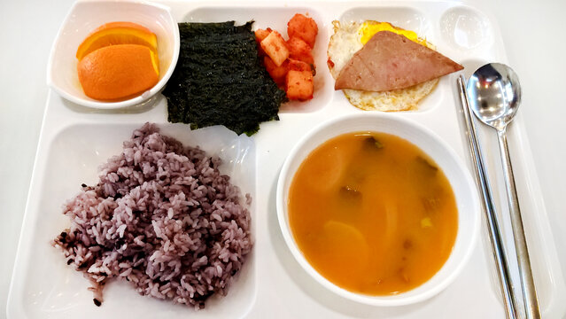 韩国萝卜汤配豆儿饭套餐