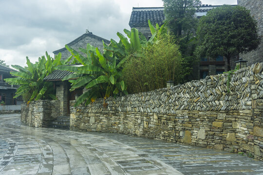 青岩古镇的农家庭院石板路