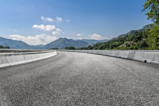 公路弯道和路上的风景